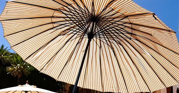 Parasol déporté marbella : design et protection sur mesure